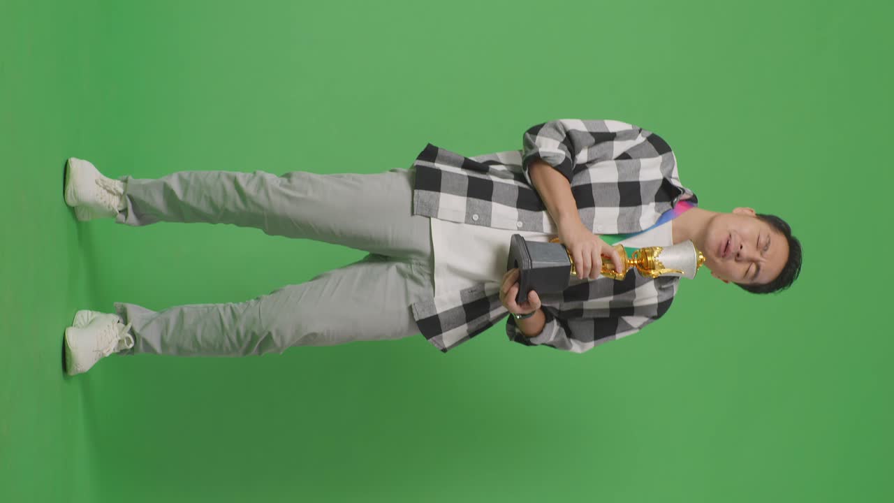 hombre celebrando una victoria de trofeo en la pantalla verde