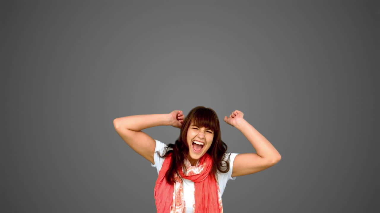 회색 배경 에 뛰어다니는 갈색 여인