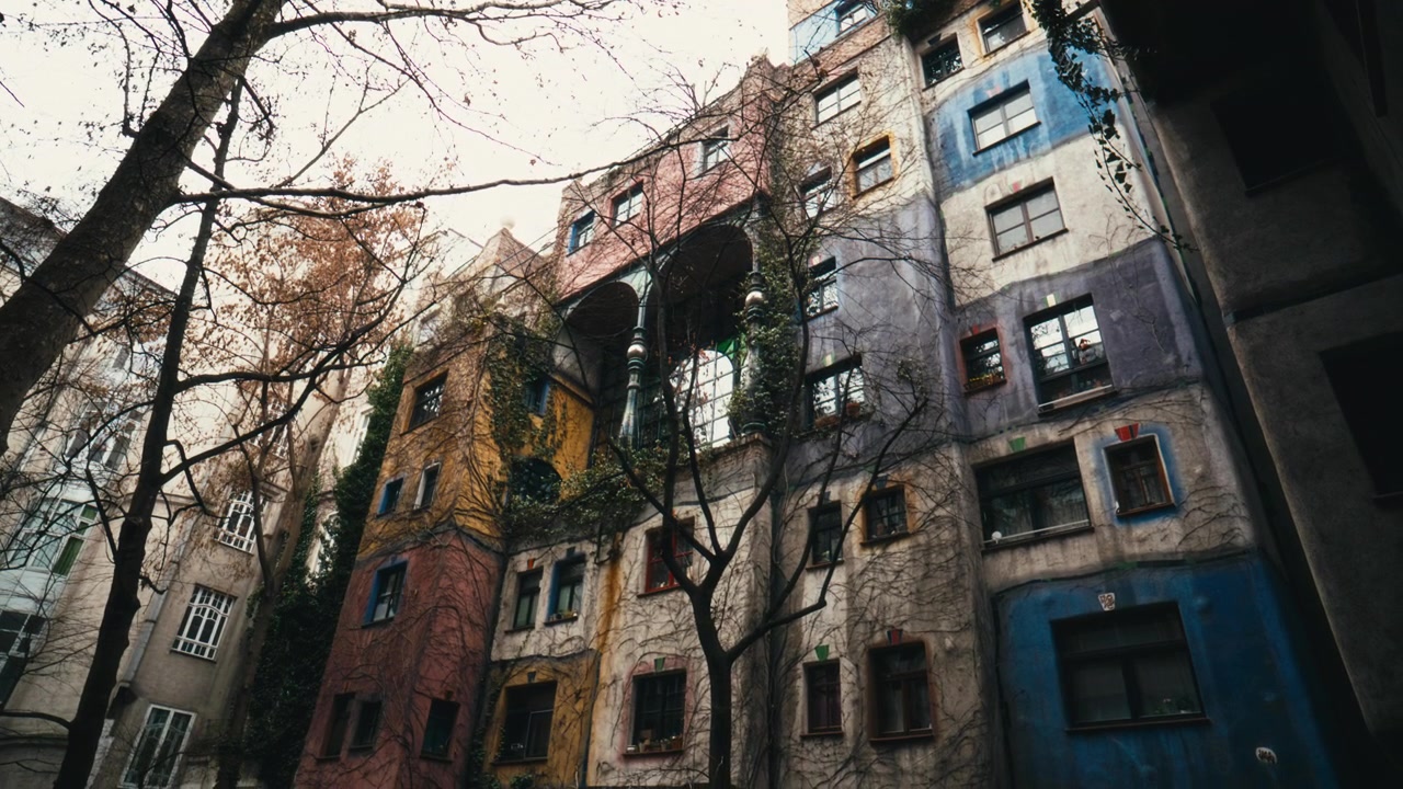 Rami degli alberi intorno alle case colorate di Vienna