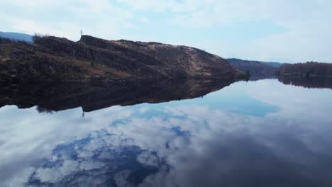 establecimiento de una toma pacífica de loch lochy en spean bridge, ben nevis, escocia