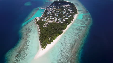 amplia toma de drones de la isla de oomadoo en las maldivas