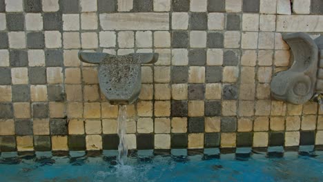 Fließendes-Wasser-Aus-Dem-Stier-Sternzeichen-Brunnen,-Kamerabewegungsansicht