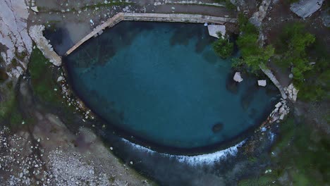 Drone-Mirando-Directamente-Hacia-El-Agua-Turquesa-De-La-Piscina-Termal-Benja-En-Permet,-Albania