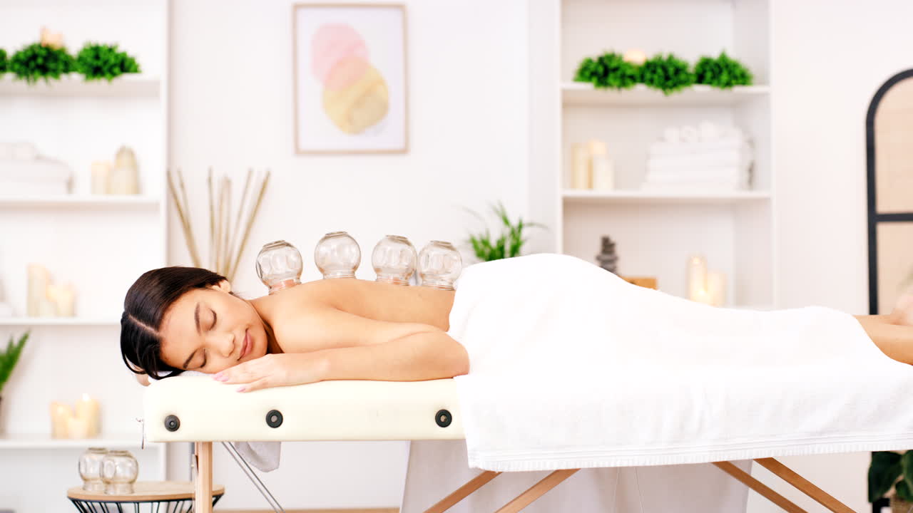 Spa, terapi bekam, dan wanita dipijat sambil bersantai