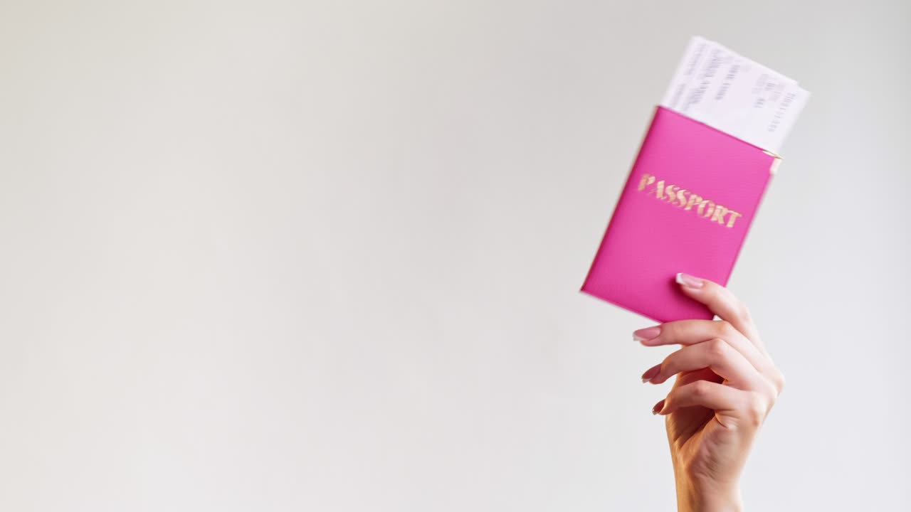 pasaporte internacional de vuelo de facturación en mano