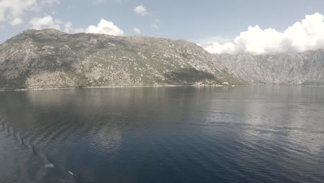 Tiro-De-Punto-De-Vista-Estático,-Sin-Pasar-Por-Las-Montañas,-Desde-El-Mar-Adriático,-En-Un-Día-Soleado,-En-La-Ciudad-De-Kotor,-Montenegro