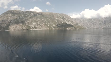 toma estática en primera persona, sin pasar por una montaña, desde el mar adriático, en un día soleado, en la ciudad de kotor, montenegro.