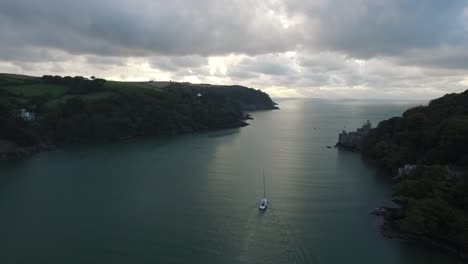 dartmouth bote pequeño dejando mar abierto devon, reino unido