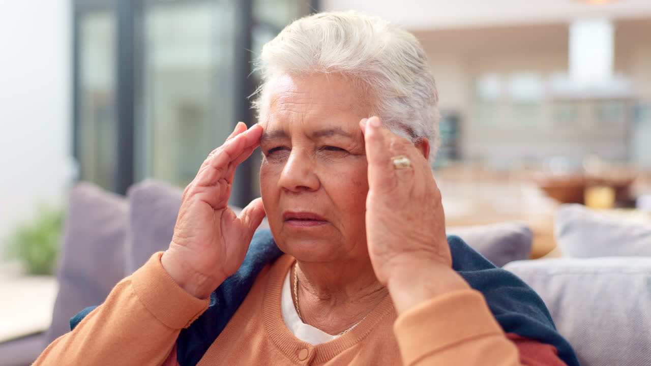 mujer mayor que sufre de dolor de cabeza