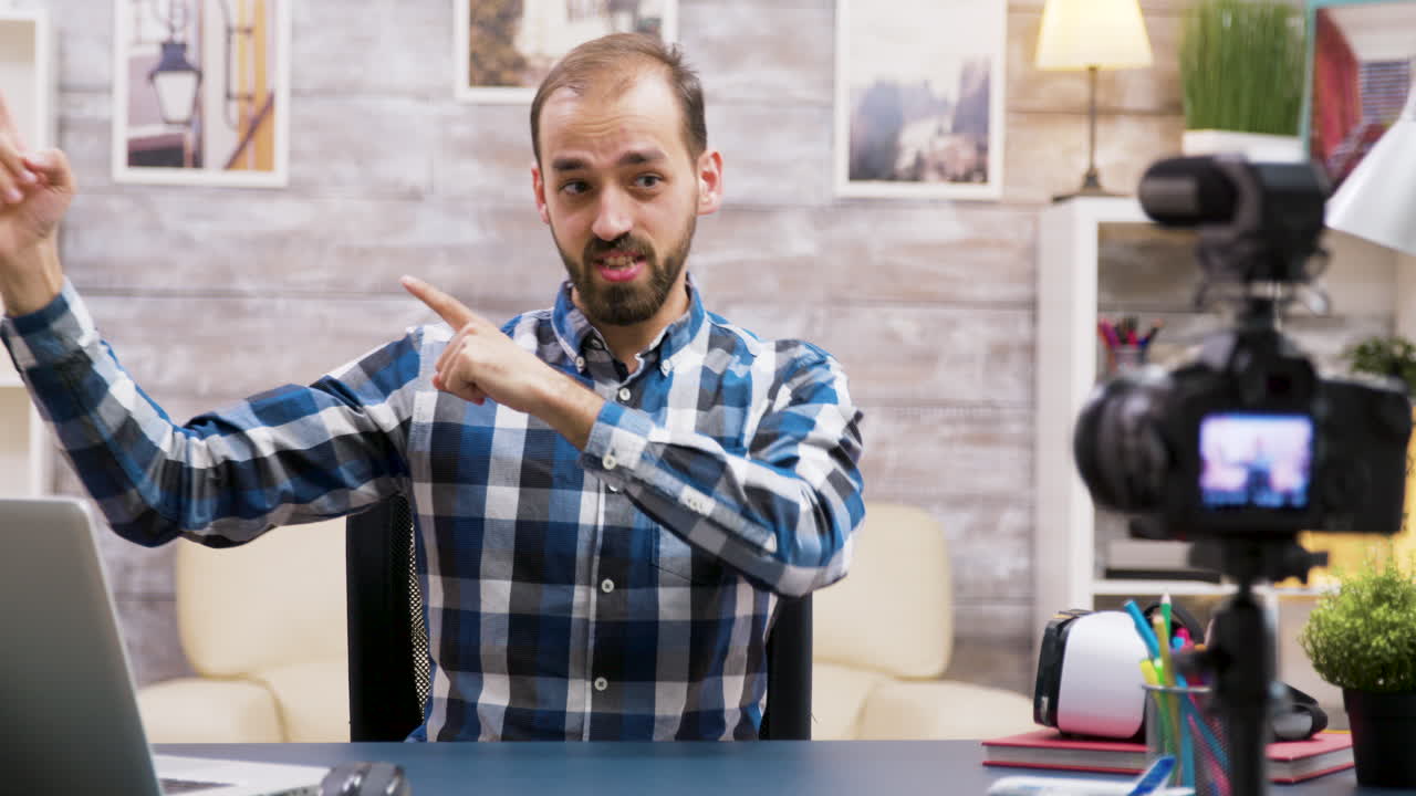 Vlogger che registra contenuti per i social media