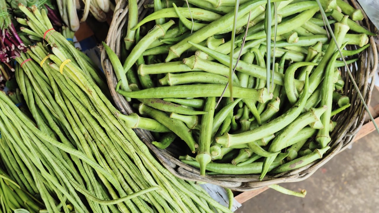 Concetto di stile di vita sano e verde con fagioli asparago e fagiolini al mercato