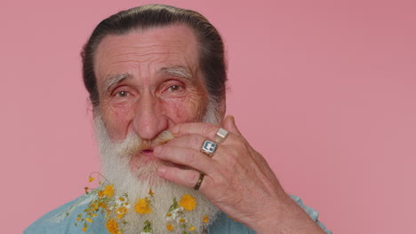 alegre hermosa barba de flores abuelo mayor modelo de moda sonriendo y mirando a la cámara solo