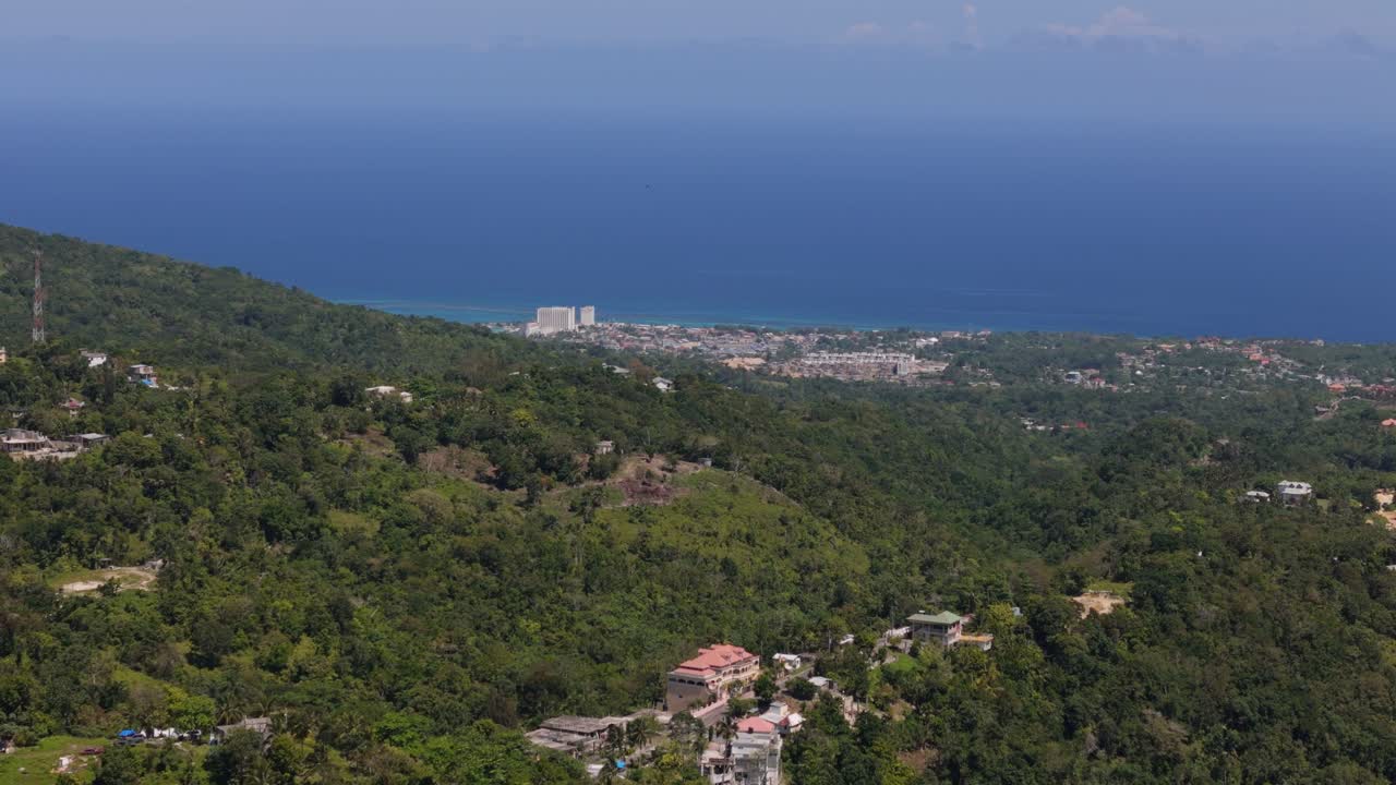 Veduta aerea della città di Ocho Rios dalle montagne.