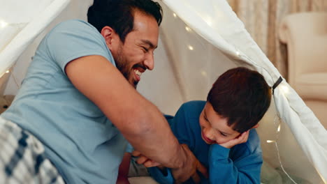 padre, hijo y jugando en la tienda con felicidad