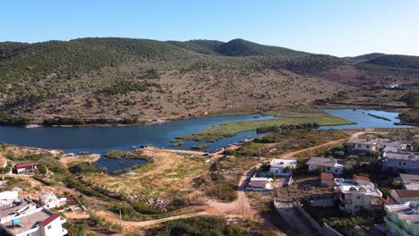 sobrevuelo aéreo hacia el lago butrint sobre ksamil, albania