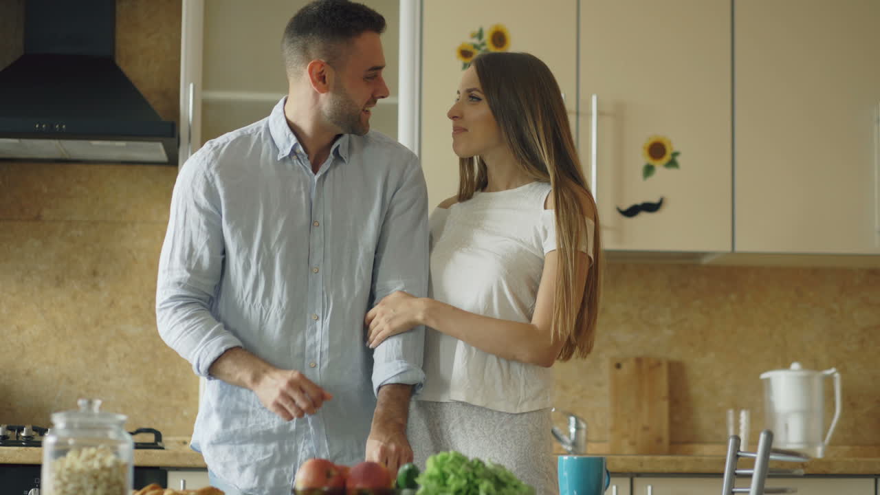 Una coppia che cucina insieme in cucina