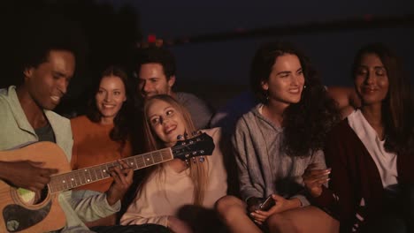 buenas vibraciones sólo con amigos en la playa/dabrowa gornicza/polonia