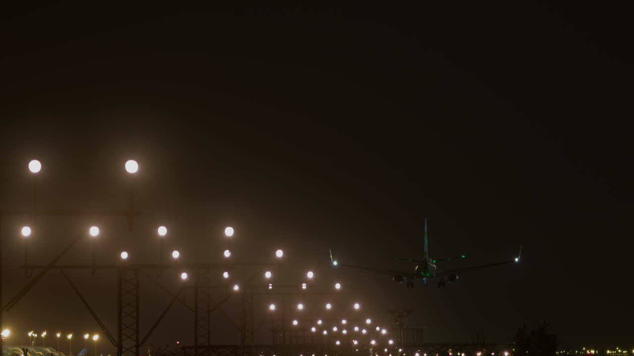 avión aterrizando en la noche