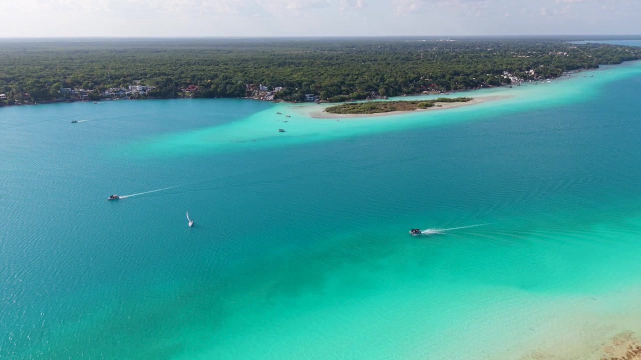Panorama-Luftaufnahme von Bacalars ikonischer blauer Lagune.