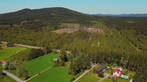 Paisaje-Rural-Con-Campos-Verdes-Y-Montañas-Exuberantes-En-Hunflen,-Appelbo,-Dalarna,-Suecia---Toma-Aérea