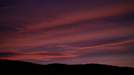 Hermosa-Puesta-De-Sol-Roja-Sobre-La-Cresta-De-La-Montaña