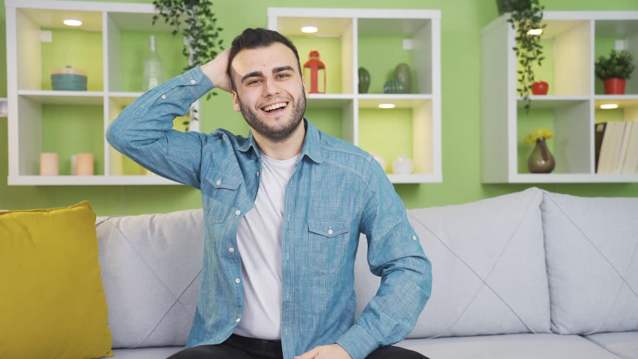 Chico animado, simpático y divertido está tranquilo en casa