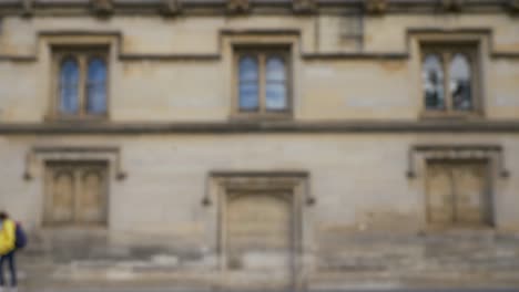 defokussierte aufnahme von verkehr und menschen, die die high street in oxford 03 hinunterfahren