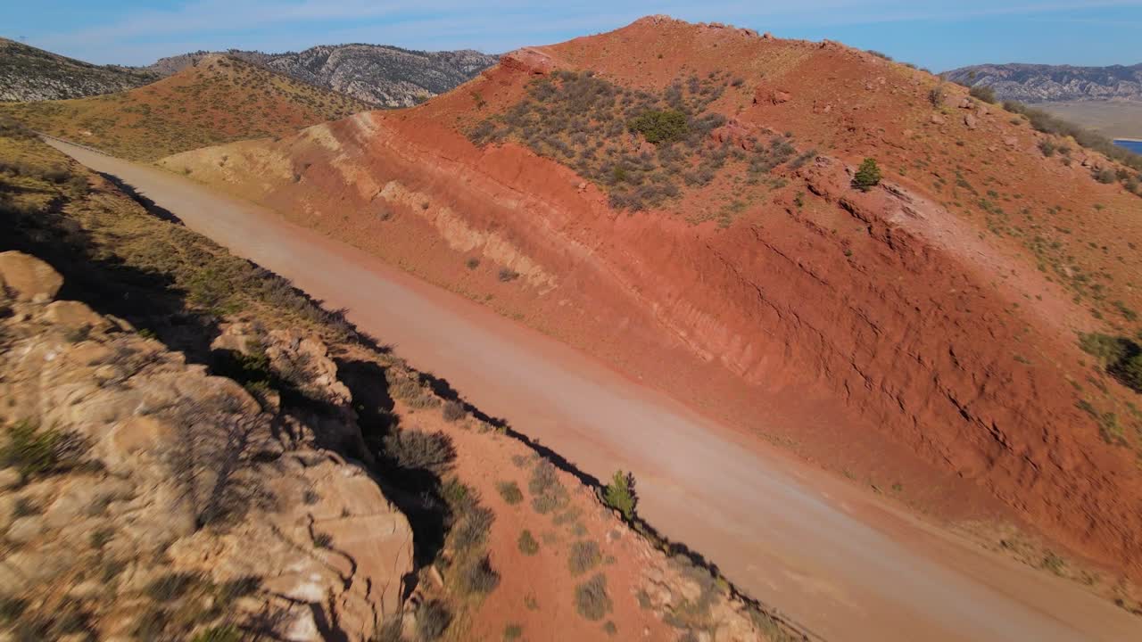산을 가로지르는 도로