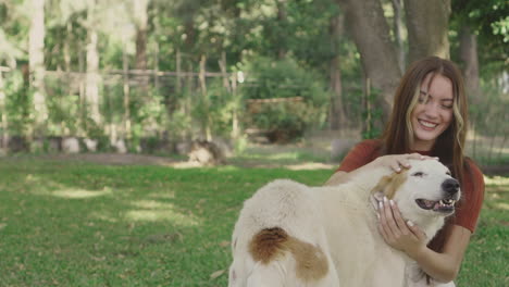 Mujer-Joven-Acaricia-Un-Perro-Grande-Al-Aire-Libre-1