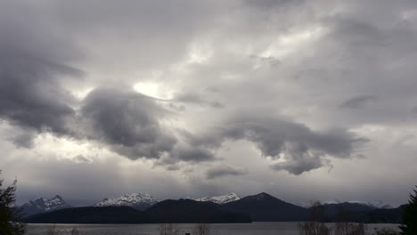 Timelapse-De-Un-Cielo-Nublado-Con-Rayos-De-Sol-En-Un-Lago-En-La-Patagonia