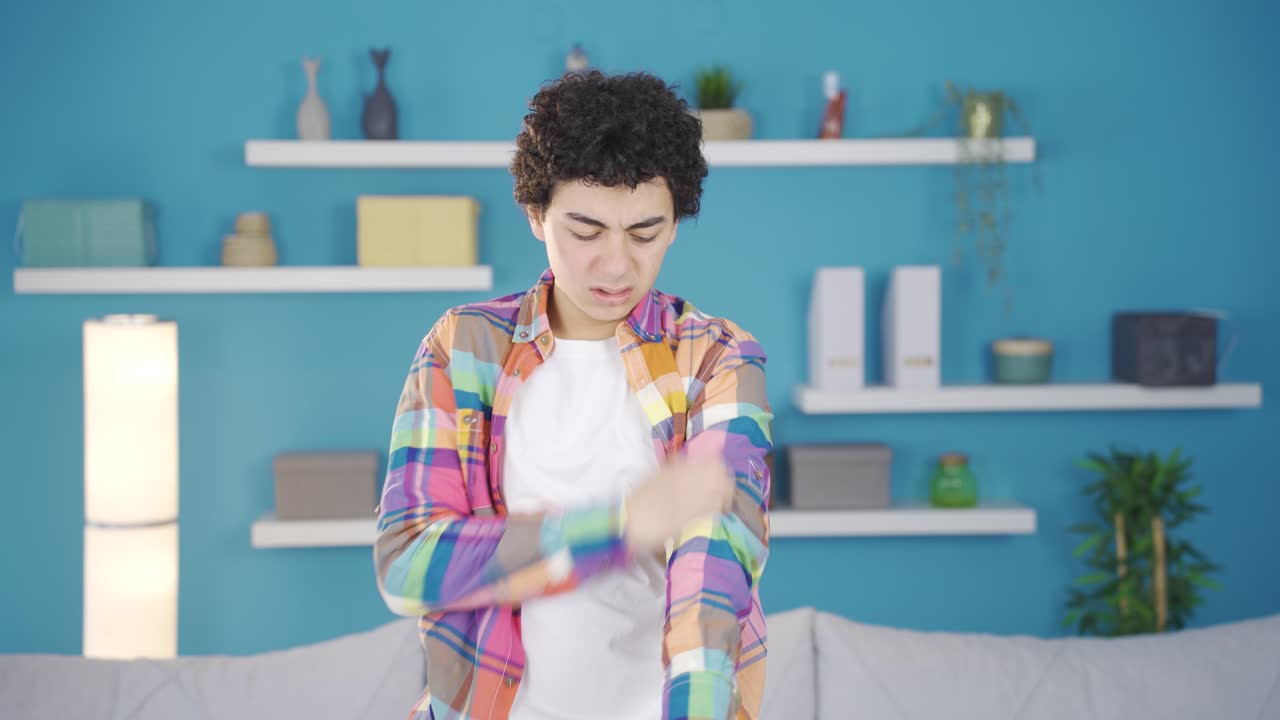 알레르기가 있는 사춘기 남성.