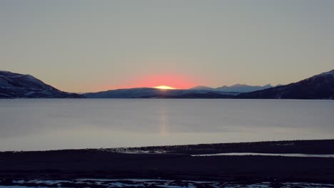 Sonnenuntergangspanorama-über-Dem-Nordnorwegen-Fjord-Und-Dem-Arktischen-Ozean