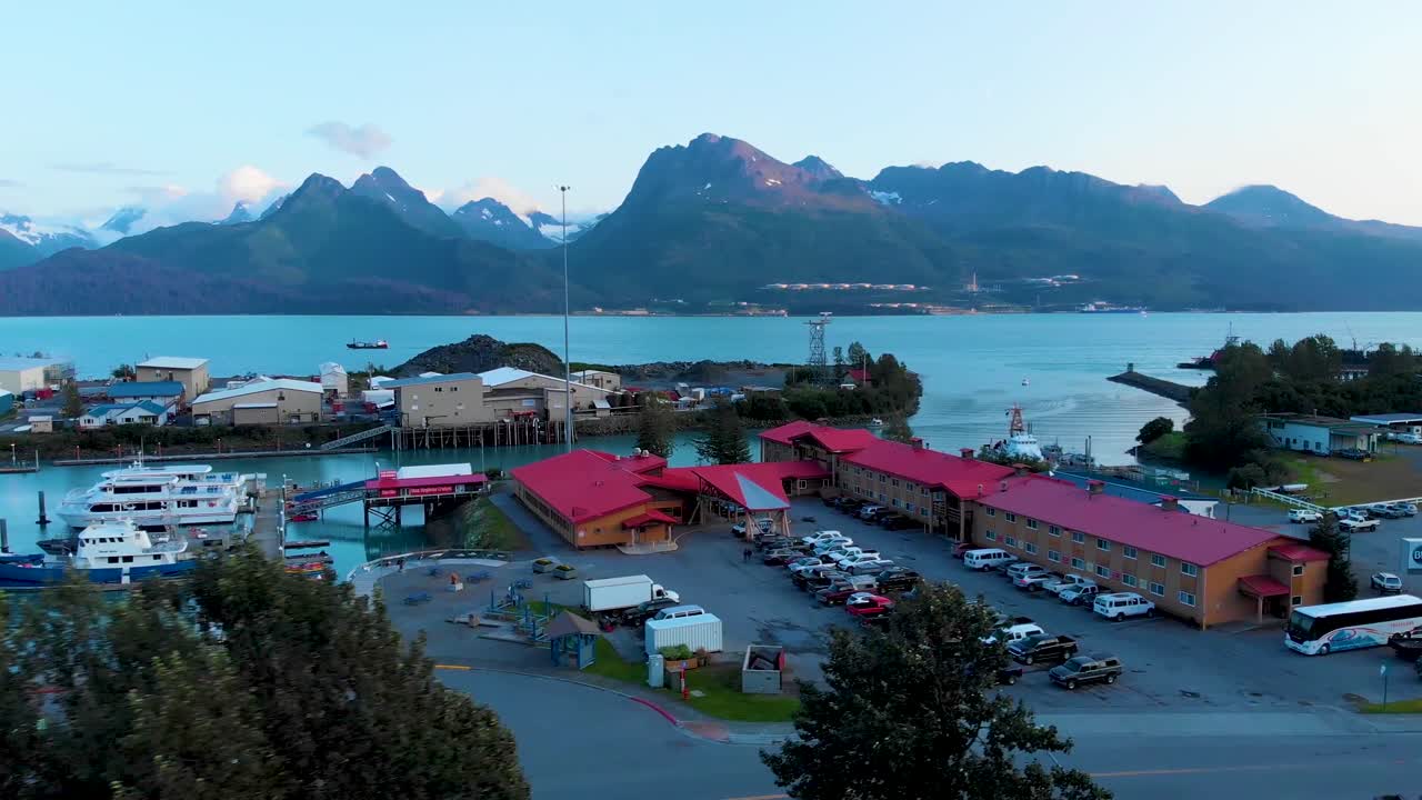 Vídeo de drone 4K da Estação da Guarda Costeira dos EUA no Porto de Barcos de Valdez, em Valdez, Alasca, durante um dia de verão ensolarado.