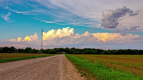 Eine-Zeitrafferaufnahme-Einer-Windscherung-Und-Einer-Offenen-Feldlandschaft-Mit-Einer-Waldgrenze