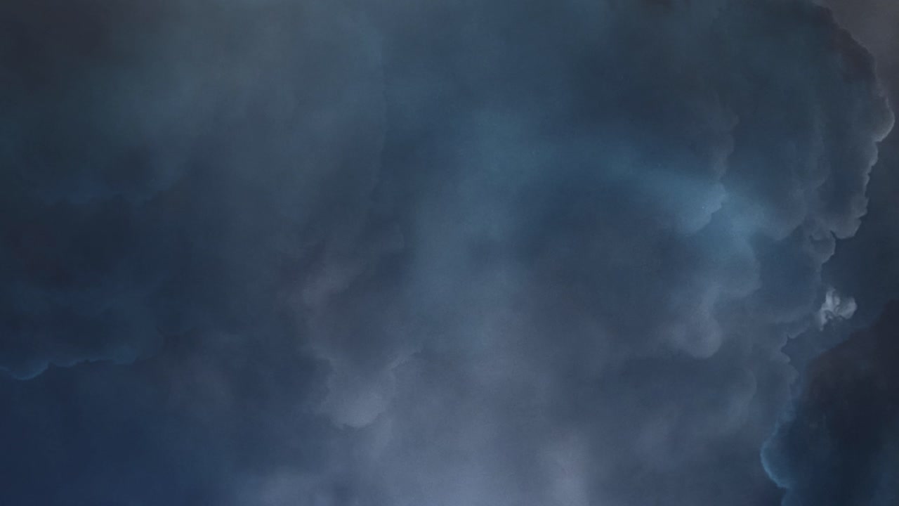 tordenvejr, mørke skyer på himlen bevæger sig med lynnedslag