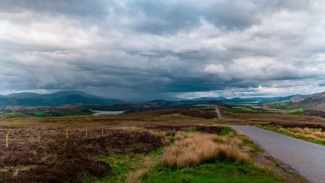 Timelapse-Cinematográfico-De-La-Carretera-Escocesa-Con-Campos-De-Montaña-En-Segundo-Plano