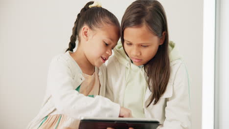 niños, niñas y tableta en casa para juegos de video