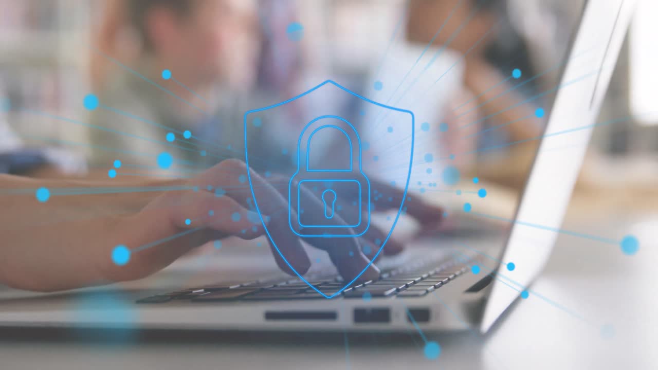 animación de un candado en el escudo sobre las manos recortadas de una mujer caucásica trabajando en una computadora portátil