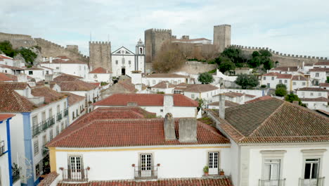 Traditionelle-Häuser-In-Der-Mittelalterlichen-Stadt-Obidos-In-Portugal---Seitliche-Luftaufnahme