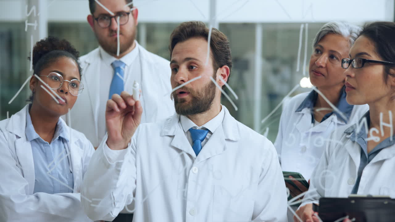 Forskere som samarbeider og forklarer formler på en glassplate