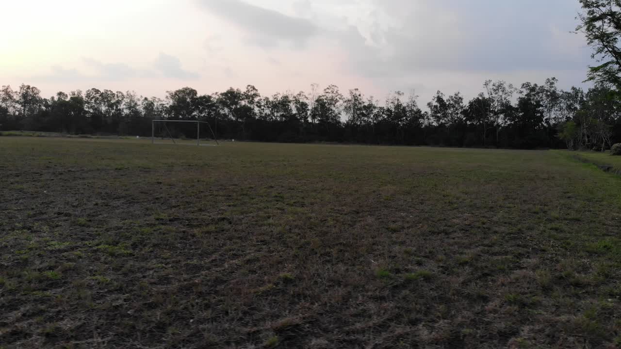 escena de campo de juego de fútbol vacío panorámica a la izquierda