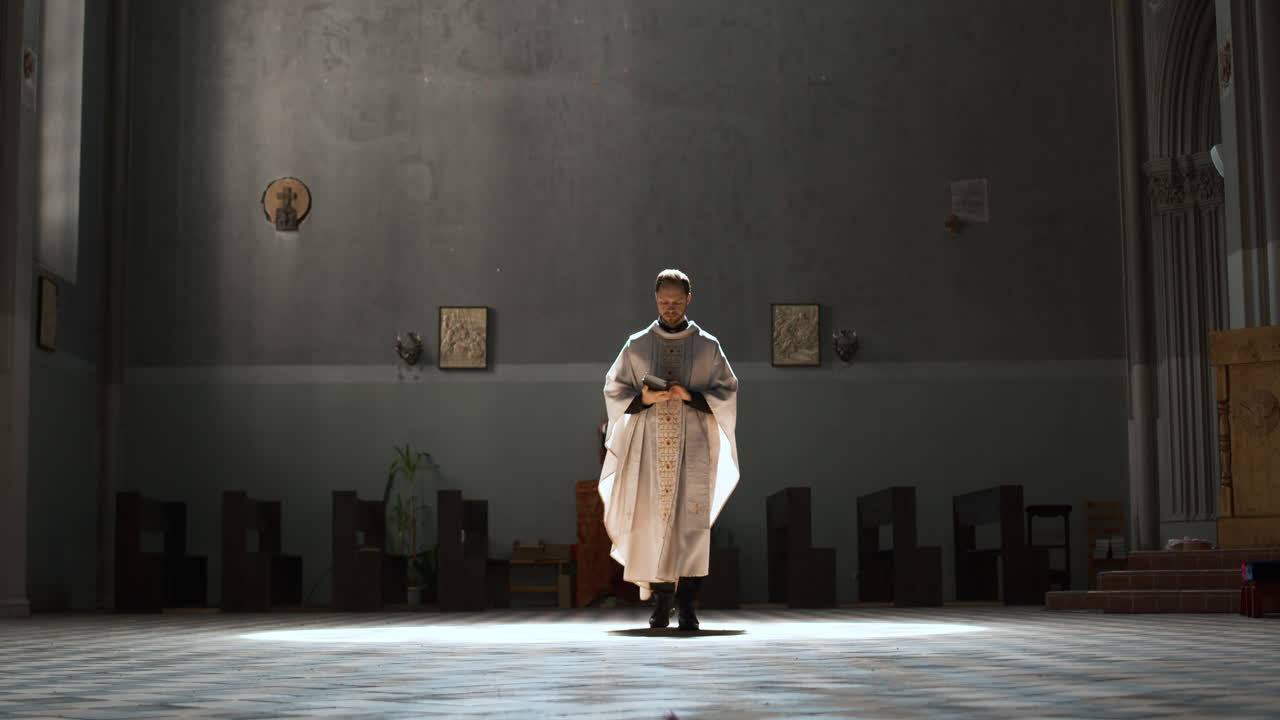 воскресная месса в большой церкви