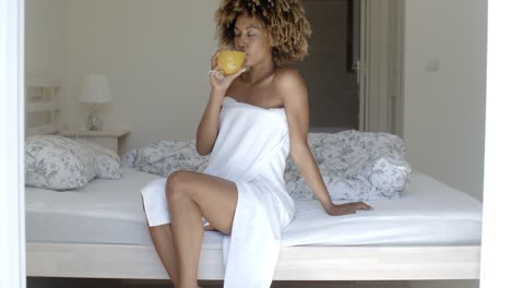 mujer relajada bebiendo jugo de naranja
