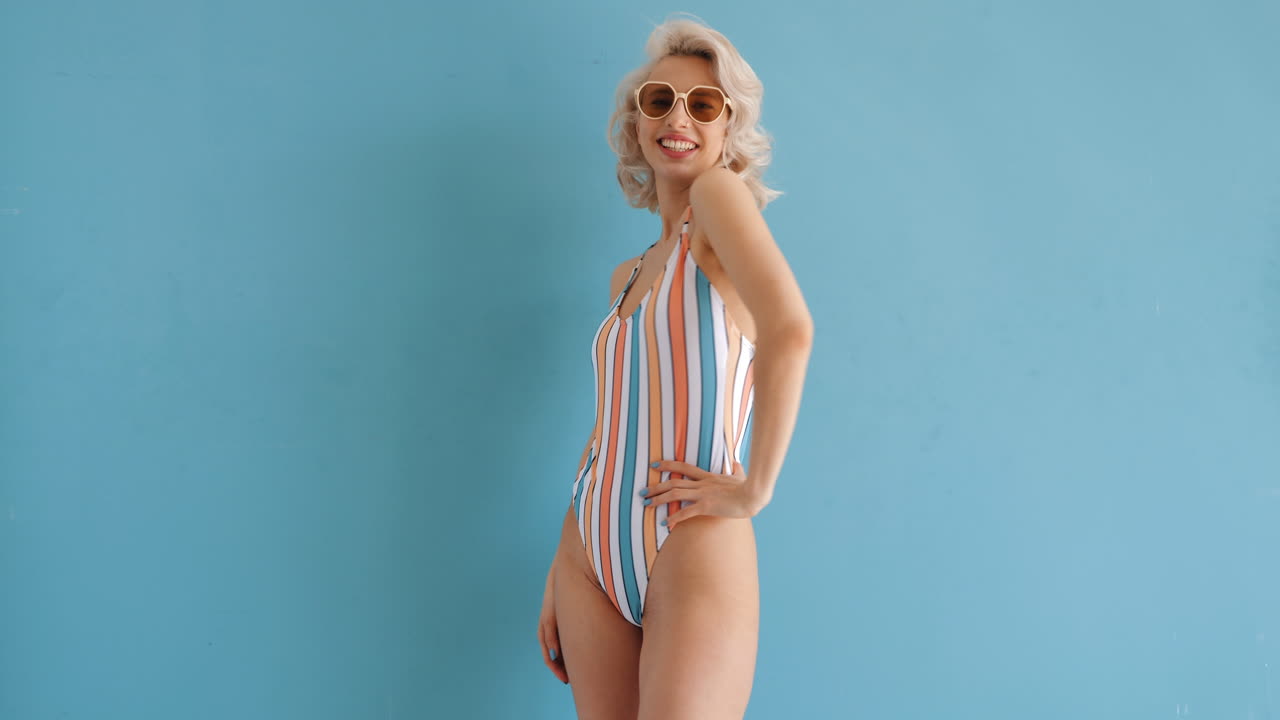 улыбающаяся женщина в полосатом купальнике