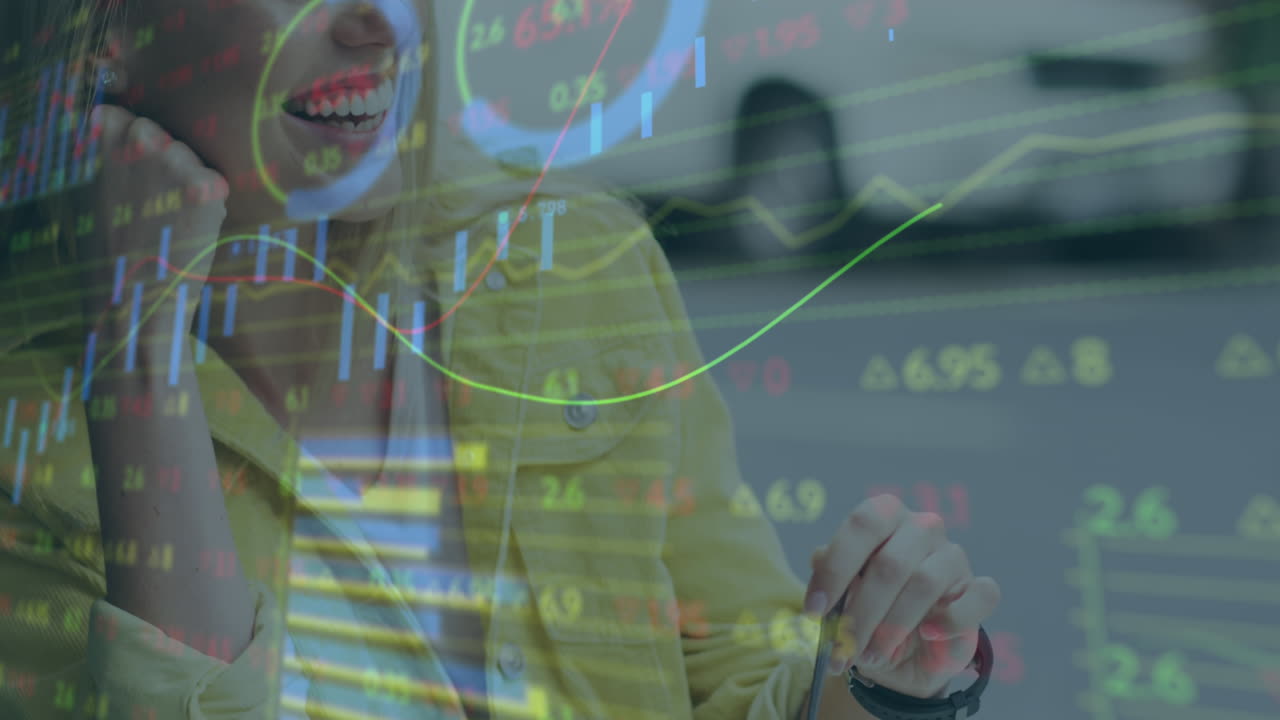 animación de procesamiento de datos del mercado de valores sobre feliz mujer caucásica hablando con su marido en un café