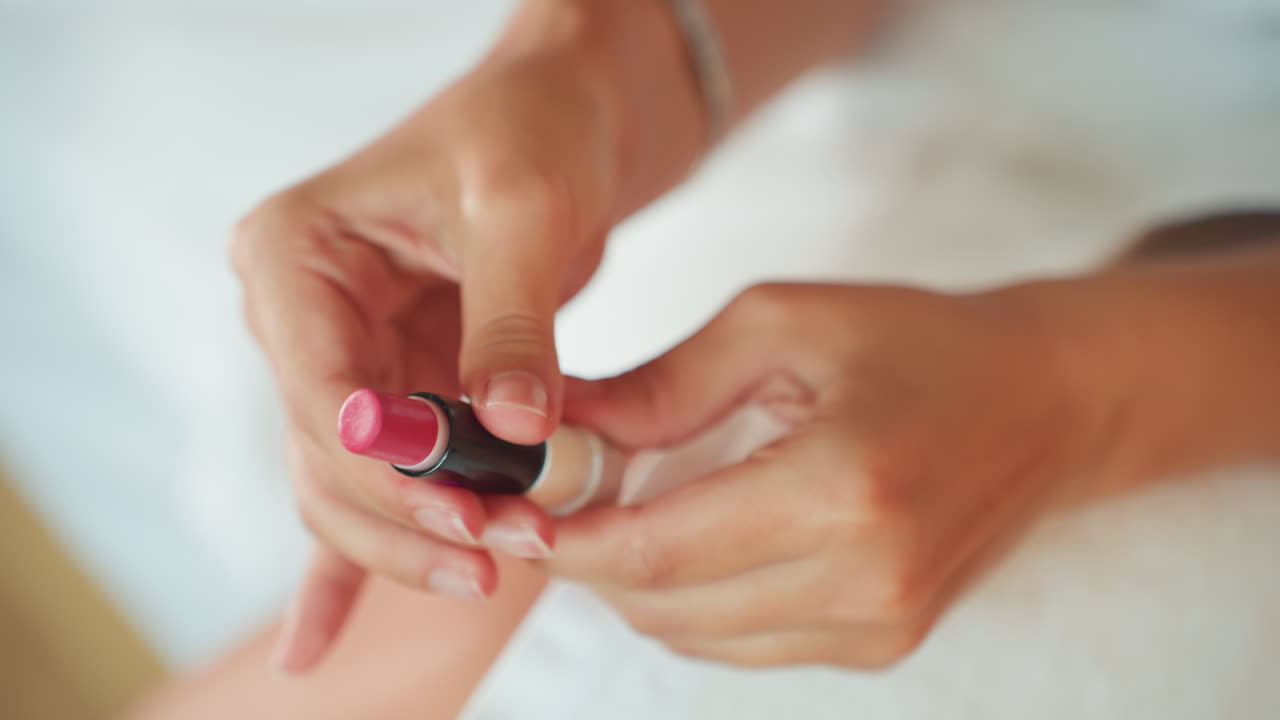 Fredfyldt brud planlægger sin makeup. Rolig brud påfører omhyggeligt makeup i de rolige tidlige timer af dagen. Fredfyldt brud arrangerer forsigtigt sin kosmetik i stilheden tidligt om morgenen før ceremonien.