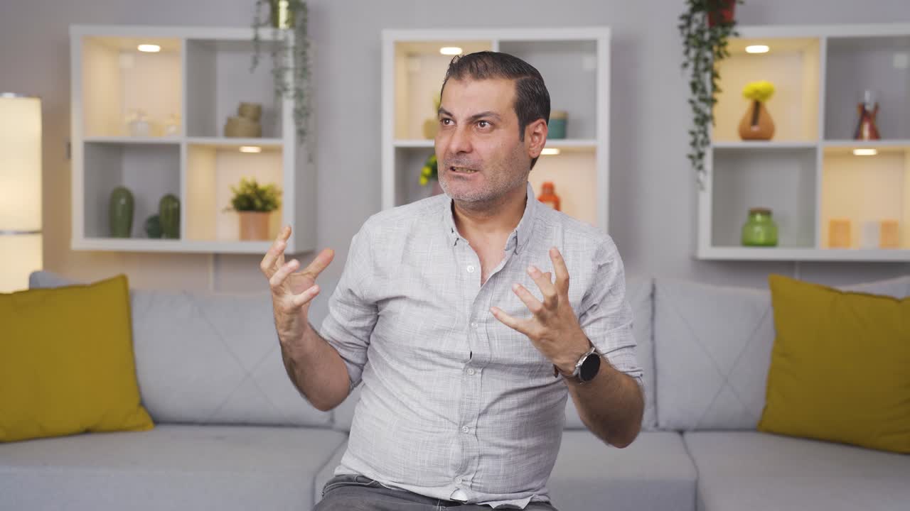 el hombre explotó de ira.