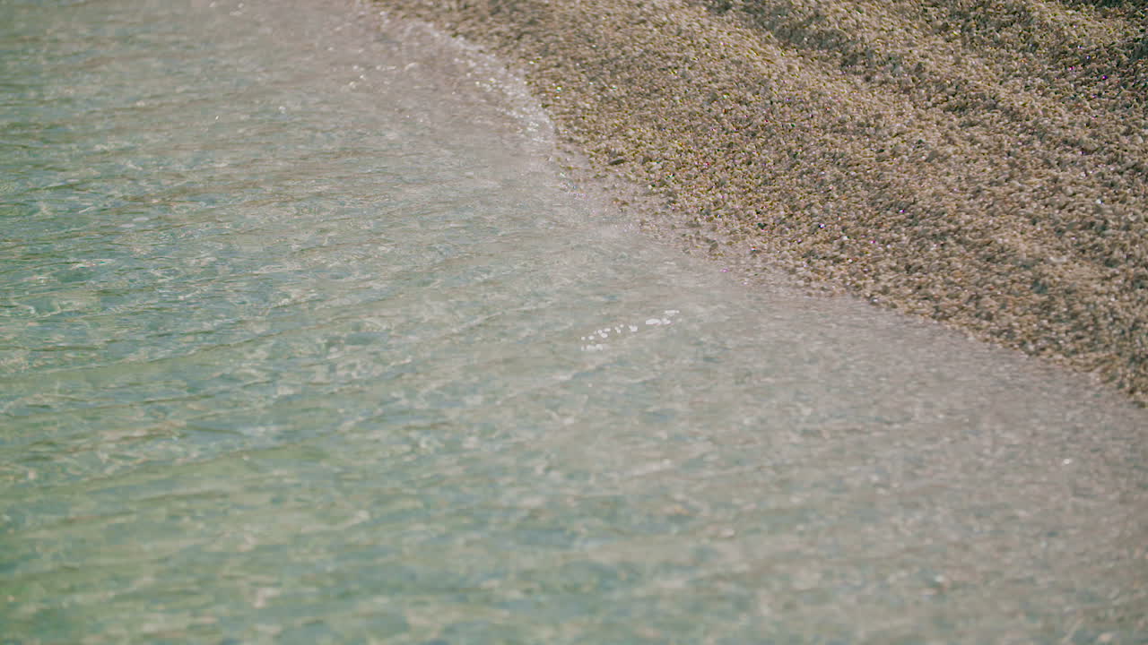 바위 해안에서 일몰에 파도