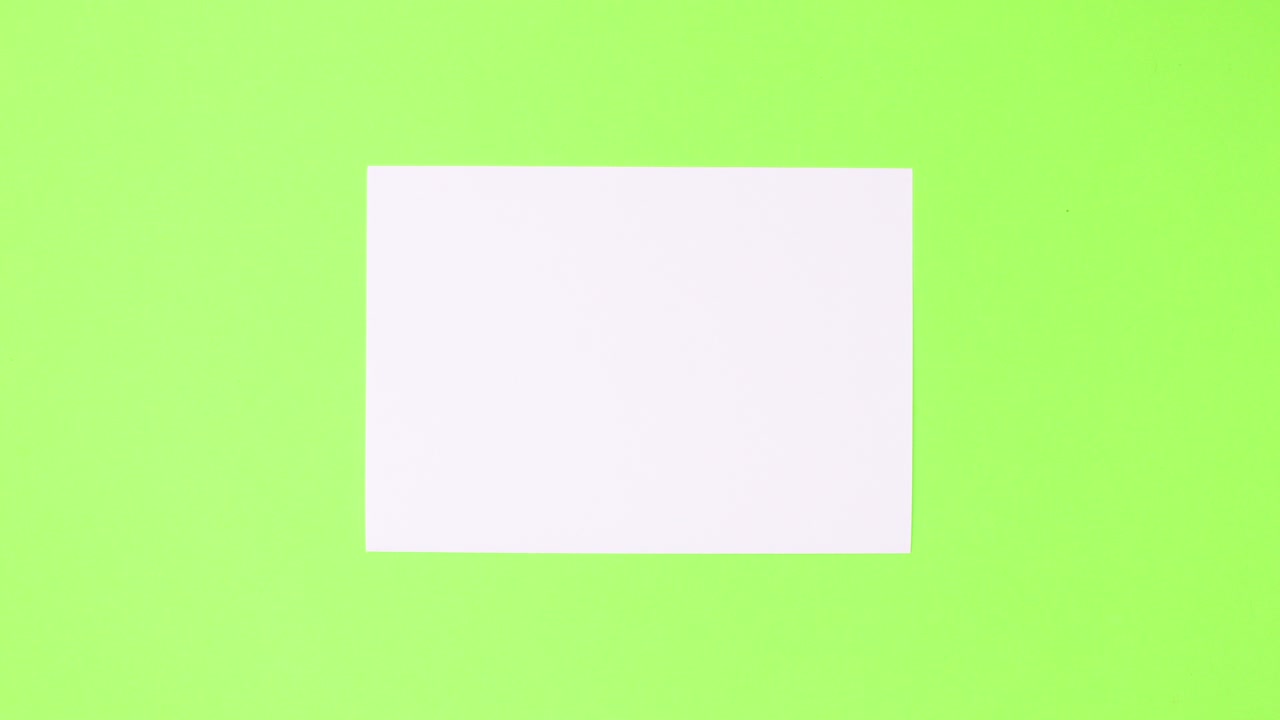 los huevos de pascua aparecen alrededor del papel blanco para el texto.