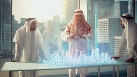 un grupo de desarrolladores de negocios inmobiliarios árabes con ropa tradicional discuten oportunidades de inversión basadas en un modelo de ciudad 3d de realidad aumentada holográfica en su oficina moderna en un rascacielos.